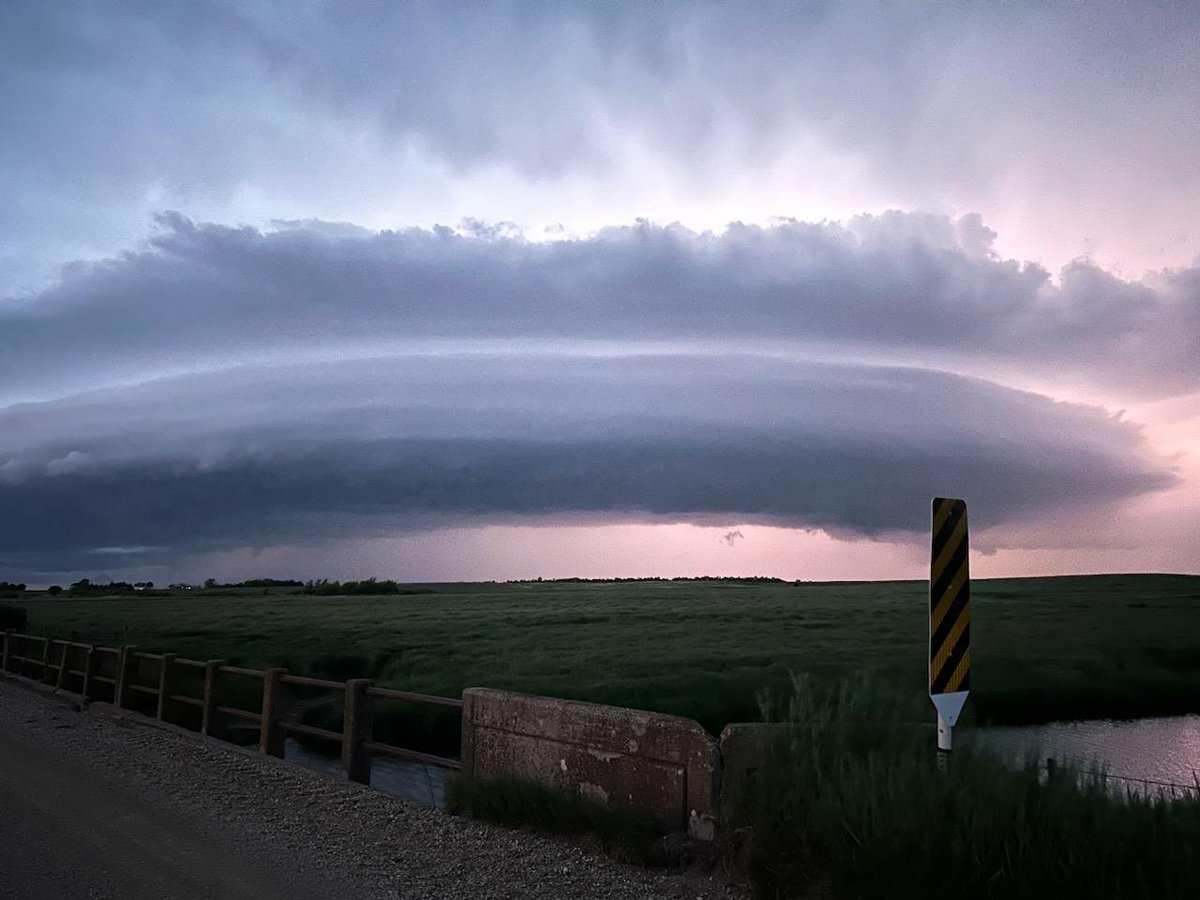 Coytus96's tweet photo. I think only looking for structure is justifiable when the storm is only a mile away from your home. https://t.co/YDEjFf8D0u