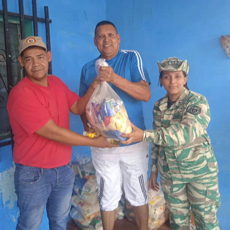 WilliamPV_625's tweet photo. Cómo lo ordenó nuestro Presidente Constitucional, la @Milicia_B1 en Ciudad Guayana cumpliendo con su función de llevar felicidad a las Familias Venezolanas. Venceremos @cdoadicaroni625 @opermarcano4 https://t.co/8VYVtEyTYk
