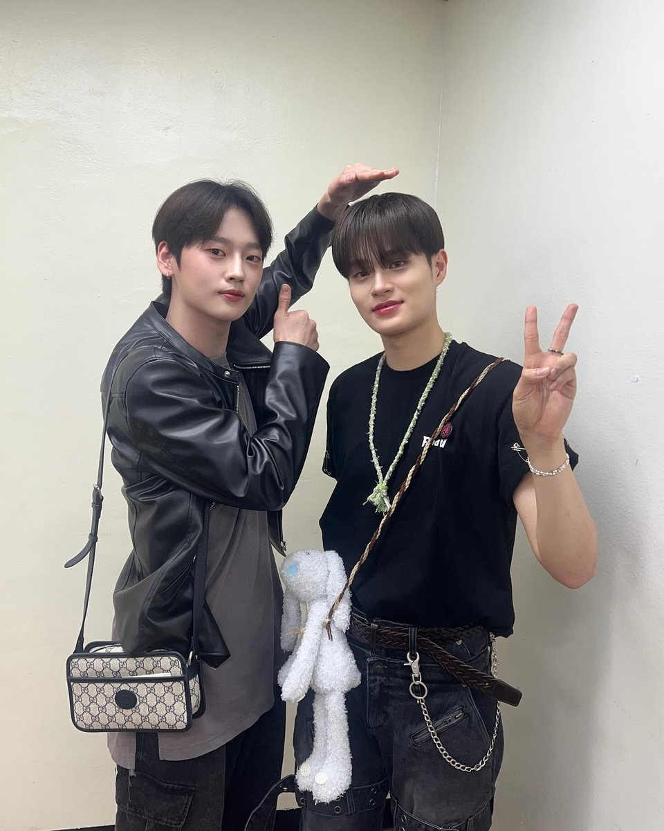 AB6IXBrasil's tweet photo. 📸 27.05.24 | Atualização da conta do Kang Seokhwa do Wei no Instagram com o Daehwi.

"Meu bestie🤟🏻"

©AB6IXBrasil
#AB6IX #에이비식스 #전웅 #김동현 #박우진 #이대휘 @AB6IX @AB6IX_MEMBERS @WEiBrazil https://t.co/w6EtucXeHx
