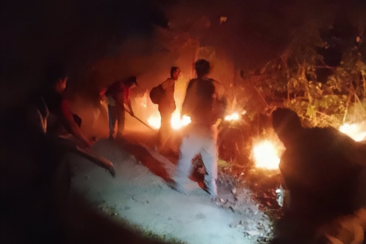 GerAmbienteSPS's tweet photo. Hoy, 2 de junio, desde las 2 de la tarde, nuestras cuadrillas de combate de incendio forestal de la Gerencia de Ambiente de la Municipalidad de San Pedro Sula, trabajan incansablemente para controlar y extinguir el incendio forestal registrado en el sector del Cerro Campisa. https://t.co/TrpKVTA9Qi