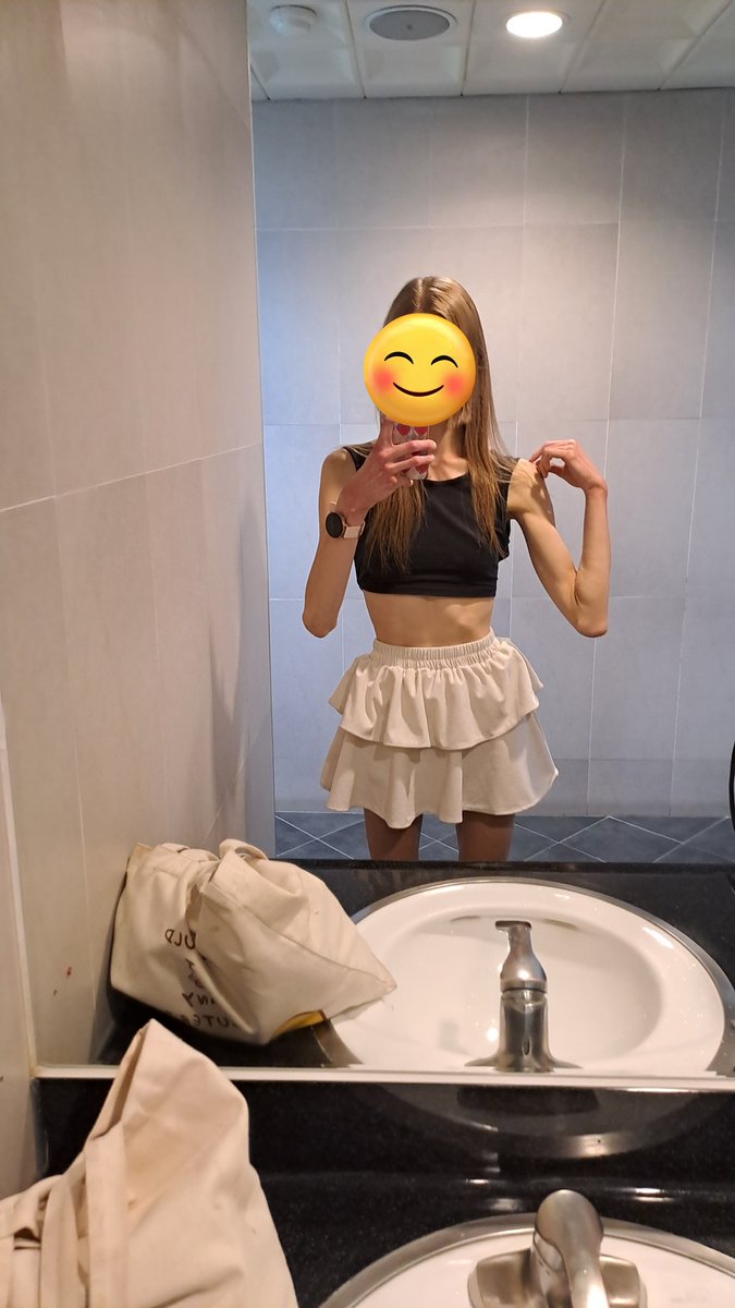 chaengkgs's tweet photo. If u saw me irl for the first time could u tell I'm anorex1c? https://t.co/ZNyk72aCLk
