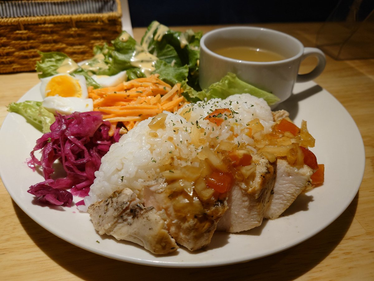 Lunch_AKB's tweet photo. Bistro ZAKIの『塩麹に漬けた柔らかチキンプレート』
ランチ営業時間：11:30~15:00

前菜とプレートで野菜がたっぷり摂れる！
チキンも柔らかく、玉ねぎ醤油ソースがご飯とよく合う！
ソフトドリンク付きなのも嬉しい！
#ランチ
#秋葉原
#秋葉原ランチ https://t.co/Zhm4epzNmi