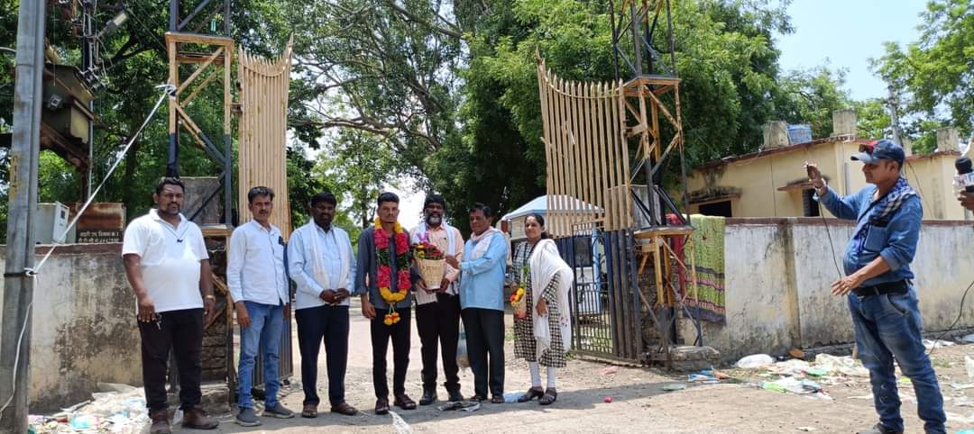 एक बेरोजगार ने नांदेड़ (महाराष्ट्र) में ईवीएम तोड़ा उसे बामसेफ संगठन की और से जमानत मिलाकर दी और उसका स्वागत जेल से छूटने के बाद किया ।
इस क्रांतिकारी युवा को सलाम 💪
#BanEvm 
#बहुजनों_शासक_बनों
<a href="/aajtak/">AajTak</a> 
<a href="/AnandAkash_BSP/">Akash Anand</a> 
<a href="/Anilkumarmane2/">Dr.Anil Mane</a> 
<a href="/awaaz_india/">AWAAZ INDIA</a> 
<a href="/PawarSpeaks/">Sharad Pawar</a> 
<a href="/BhimArmyChief/">Chandra Shekhar Aazad</a>
