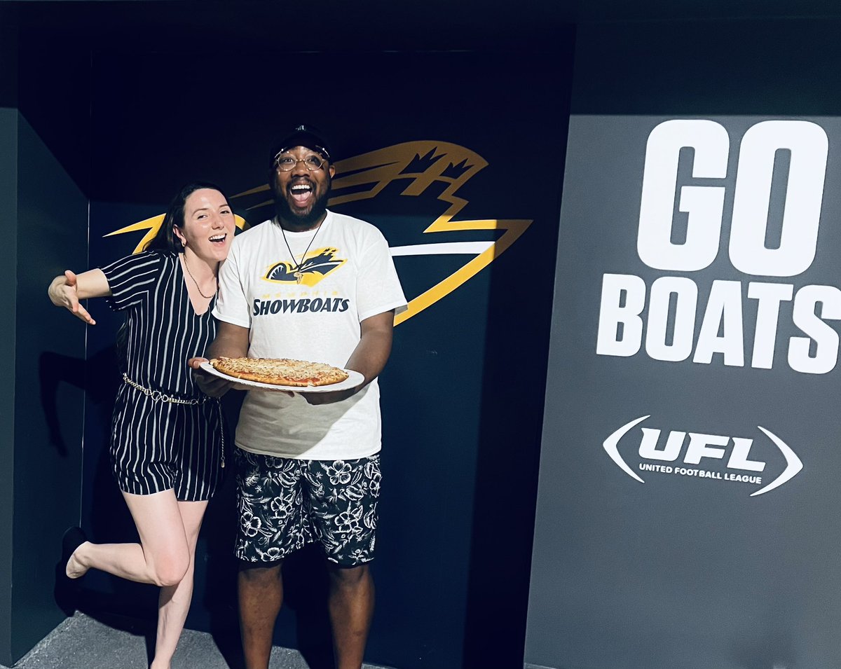 🛥️ BOATS WIN! <a href="/RynoJB/">RÿnoJB</a> got a free t-shirt &amp; a free pizza at tonight’s <a href="/USFLShowboats/">Memphis Showboats</a> game! 🏈🍕🔥