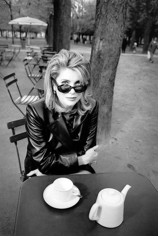 EarthHistoryPix's tweet photo. French actress, producer and model, Catherine Deneuve - sitting in a park in Paris, France - photo by Jeanloup Sieff, c. 1997. From u/_Tegan_Quin https://t.co/oO1SMqzfBq