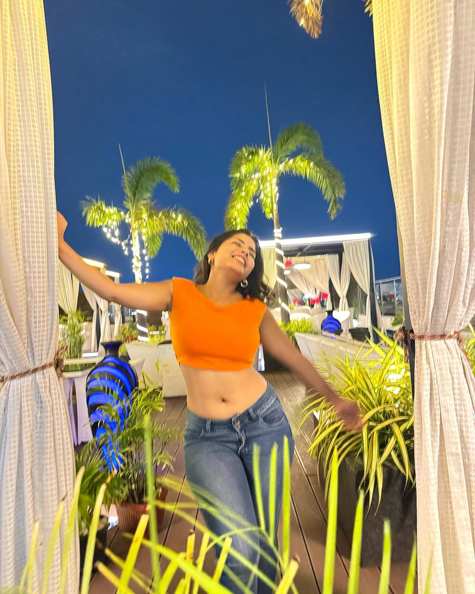 LavanyaPandiya's tweet photo. Let me distract you 🧡✨
Dress - @ZARA https://t.co/WUCcyW19I2