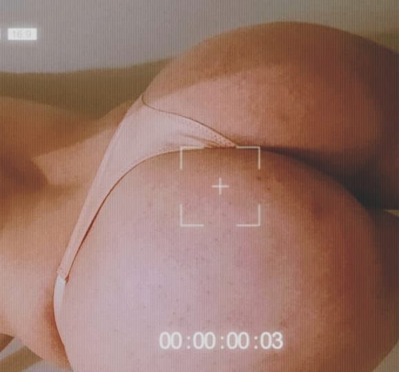 Algún single dotado para esta hotwife de 20 añitos , requisito que este joven delgado y herramienta mayor de 22 cms comprobable