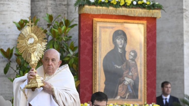 Cada día vemos demasiadas calles, tal vez antaño olorosas a pan cocido, reducidas a montones de escombros a causa de la guerra, del egoísmo y de la indiferencia. Es urgente devolver al mundo el aroma bueno y fresco del pan del amor' #PapaFrancisco Lee ➡️ goo.su/0WZUx