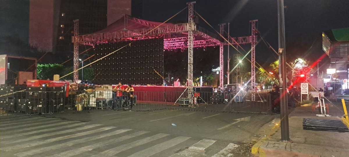 noticias_gab's tweet photo. ⭕️Totalmente abandonado el escenario de Claudia Delgadillo

El escenario colocado por la candidata de Morena está más solo que un panteón en un lunes en la mañana. 

Ni un alma para aplaudirle. 🙉

Pero dice que ganó la elección.
