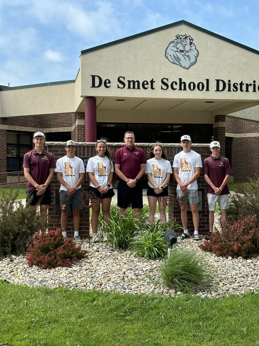 RoxyFast's tweet image. Kadyn is off one last time as a De Smet Bulldog!  Good luck to all the golfers at State Golf in Brookings! 
@KadynFast