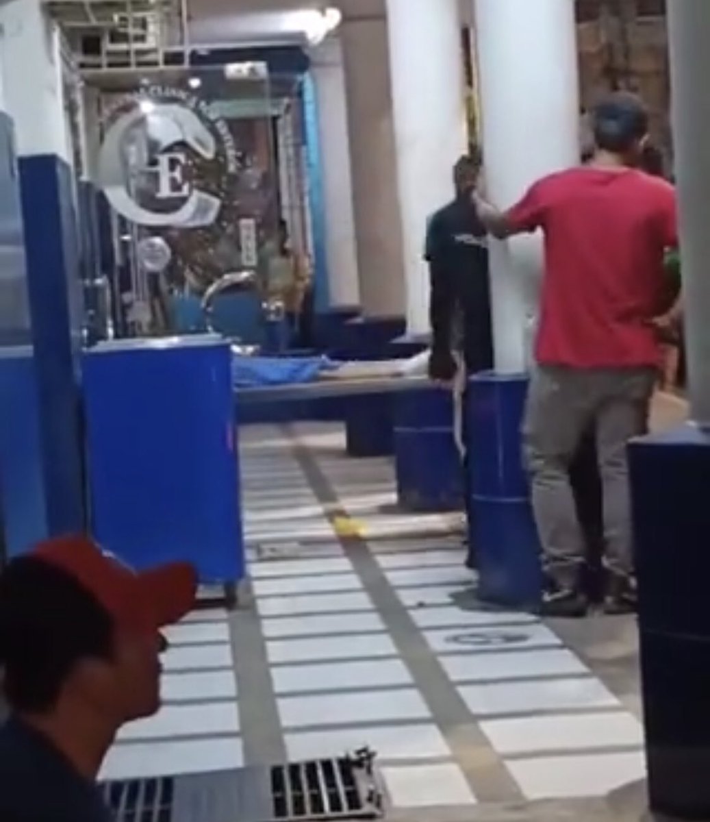 #URGENTE
#MANTA

En una clínica , Medicina legal retiró el cuerpo de Cristhian Nieto victima de un ataque armado al igual que su esposa, Nicole Burgos,  conocida en redes sociales como SoyPipo que minutos después también se confirmó su deceso