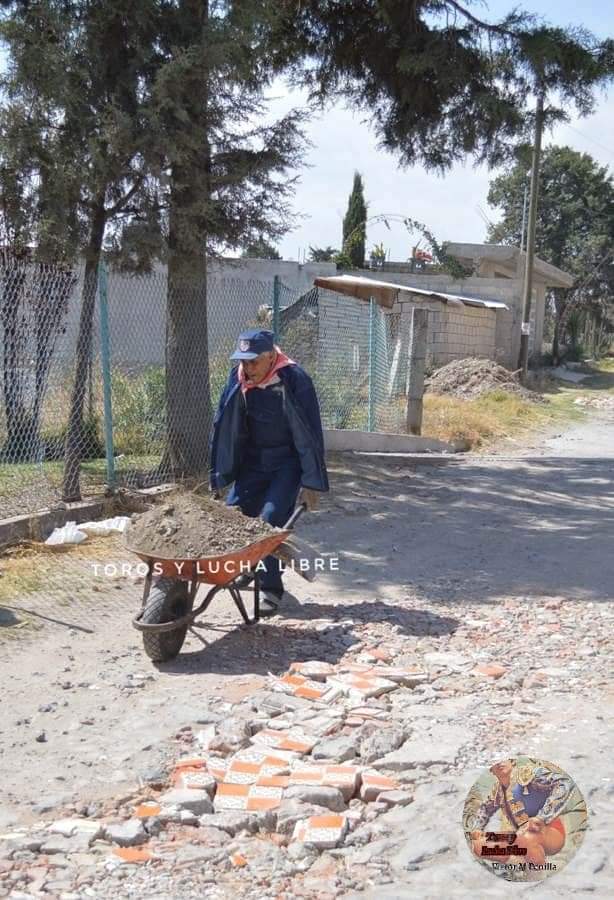 vmpenilla's tweet photo. Fotos #Ineditas del
Rodolfo Rodríguez "El Pana" (+), nos dio la bienvenida en la casa de su Sra. Madre en el barrio de Santa Anita, en Apizaco, Tlaxcala, dónde nos mostró su mini museo, también haciendo reparaciones en las calles y tapando hoyos, siempre ayudando a la comunidad. https://t.co/lDyHJk6cQo