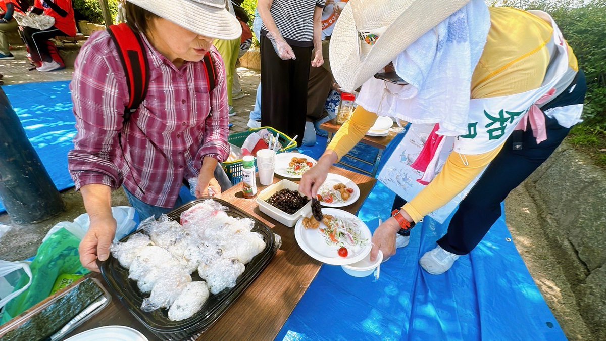 #あいち平和行進 4日目

刈谷市では
地元の方によるお昼ご飯が振る舞われます

朝早くから日が暮れるまで頑張る全国と愛知の行進者
せめて食事ぐらいは、と手作りランチです
本当にありがとうございます

#2024平和行進 #核兵器なくそう #核兵器禁止条約に参加の日本を #核兵器禁止条約 #戦争反対