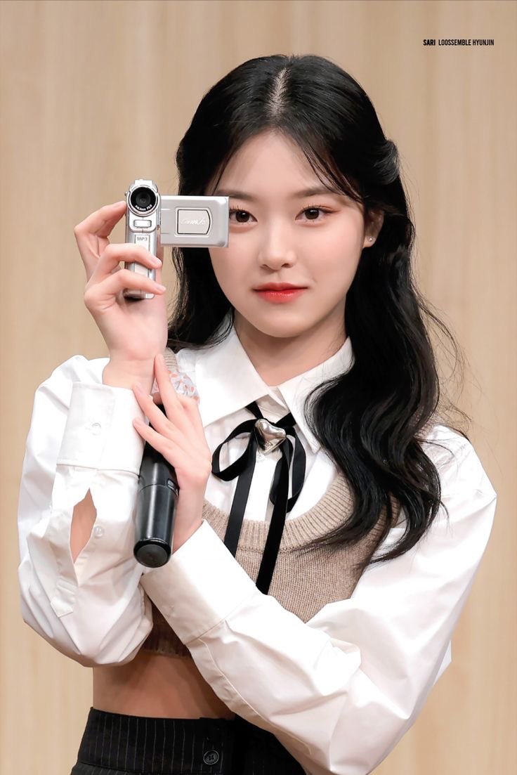 gowonings's tweet photo. kim hyunjin being the hidden visual of 4th generation
— a thread 🧵 https://t.co/lixjZ3z78R