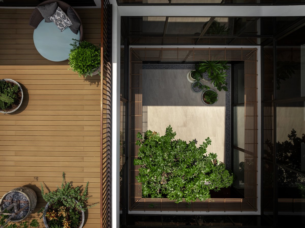 IF_bkk's tweet photo. #whatIF
Roof House เป็นบ้านที่มีพื้นที่ใช้สอยสำหรับสมาชิกครอบครัว 4 คน และน้องหมาอีก 1 ตัว + ส่วน service ครัวขนาดใหญ่ และพื้นที่รับแขกที่ต้อนรับแขก ด้วยบุคลิกความเป็นคนถ่อมตัวและ private ของเจ้าของบ้าน จึงอยากให้บ้านหลังนี้ดูไม่ใหญ่ และสร้างความรู้สึกใกล้ชิดจากทุกจุดในบ้าน https://t.co/3ufVlMQ4Fc