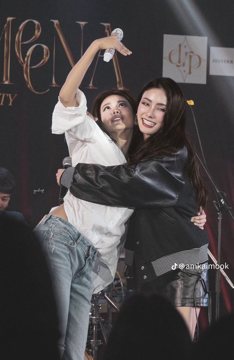 meenaxrina's tweet photo. สงสารพี่ฟ้าอะ5555555 #EngfaxMeenaCelenbrationParty https://t.co/MS5WxG2TuG