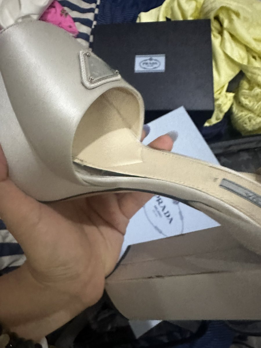 Keni0526's tweet photo. Me compré unos zapatos @Prada NADA baratos para la boda a la que fui este fin de semana. NUNCA los había usado y valieron !! O sea los use máximo 6 hrs y neta por el precio uno espera que la calidad sea súper buena, mejor los de @ZARA que use una noche antes duraron ! https://t.co/TXW8hvPQxp