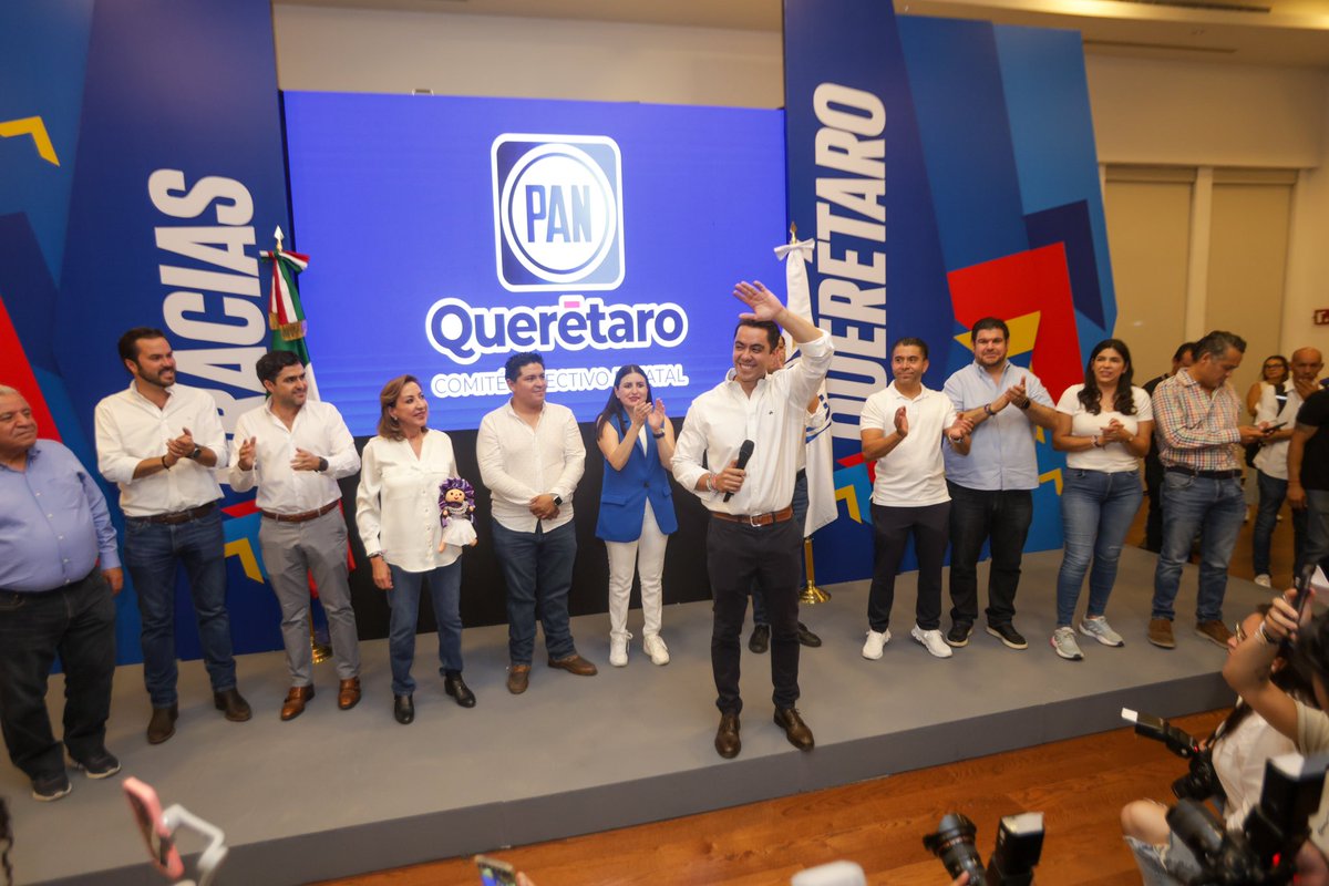 FeliFerMacias's tweet photo. ¡GANAMOS CONTUNDENTEMENTE QUERÉTARO! Agradezco cada muestra de apoyo, de cariño y de alegría para hoy poder empezar a construir juntos el mejor Querétaro de la historia.

#FeliferPresidente https://t.co/PRj71mkPfd