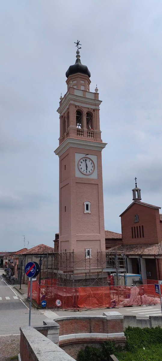 Proseguono i lavori al campanile di Giacciano sotto l’alta sorveglianza della Soprintendenza.Attraverso la manutenzione e il restauro di beni culturali iconici e identitari del territorio italiano si assolve l’impegno di tramandare il patrimonio culturale alle future generazioni