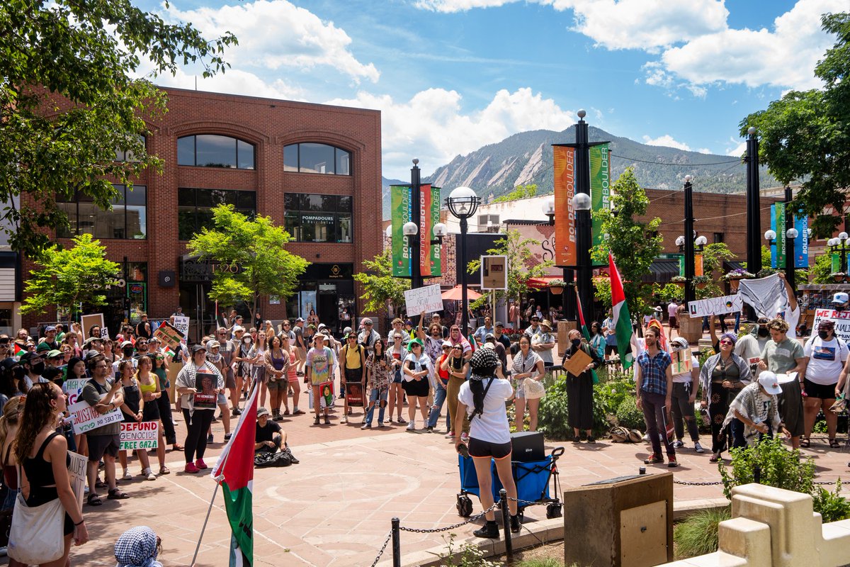 HumanizingStory's tweet image. @denverboulderjvp and @copalestineco held a rally in downtown Boulder, CO, today, June 2nd.  People marched through the busy main street as people were shopping and having Sunday lunch, chanting and periodically stopping as someone gave a speech.  06.02.24