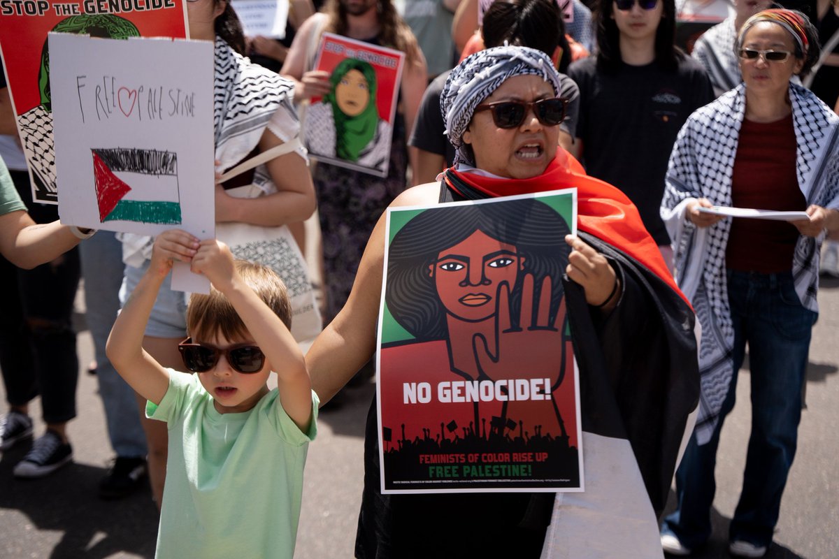 HumanizingStory's tweet image. @denverboulderjvp and @copalestineco held a rally in downtown Boulder, CO, today, June 2nd.  People marched through the busy main street as people were shopping and having Sunday lunch, chanting and periodically stopping as someone gave a speech.  06.02.24