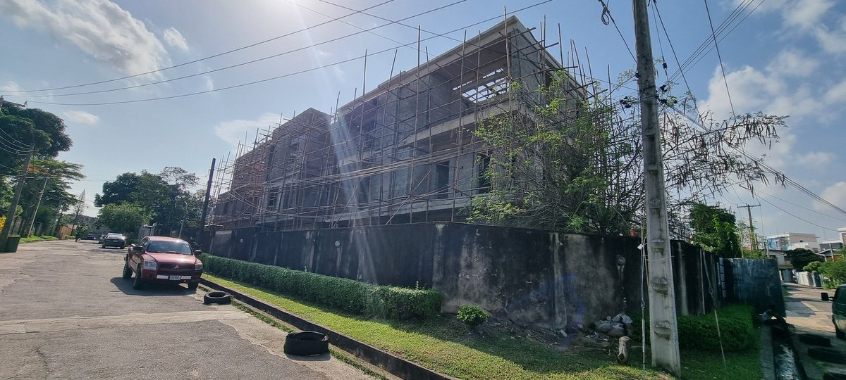 Studio_Stoone's tweet photo. Mende Development. 4 units x residential development. Carcass at 90%. https://t.co/9gbMCTHJOm