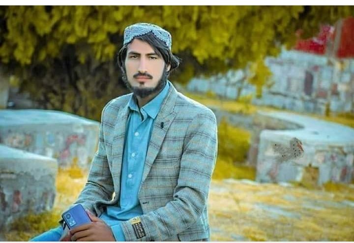 NaseeBullH_21's tweet photo. دکٸ میں کریم اللہ مردانزٸ نامی شخص کو BLA کی نام پر ٹارگٹ کلینگ کیا ہے 
ہمیں معلوم ہے کہ کوٸ BLA وغیرہ نہیں یہ ریاست کی غونڈہ گردی اور بدمعاشی ہے 
ہمیں ہر نامعلوم اور مسلح تنظیموں کی نام پر مارنے والے ریاستی ادارے Isiاور MI والےہیں 
#TargetKillingKrimullahMardanzi 
#ShameState https://t.co/ONQ63Q8j37