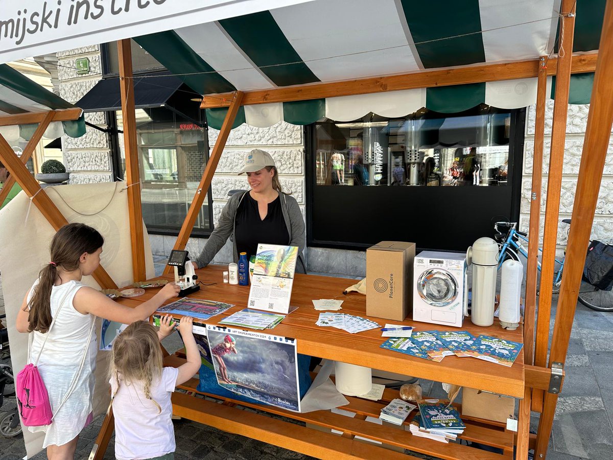 kemijski's tweet image. ZNANSTIVAL - Pretekli vikend smo sodelovali na Znanstivalu z delavnico molekularnimi cukrčki in predstavitvijo plastike pod mikroskopom. Nekaj utrinkov iz naše stojnice. 🙂