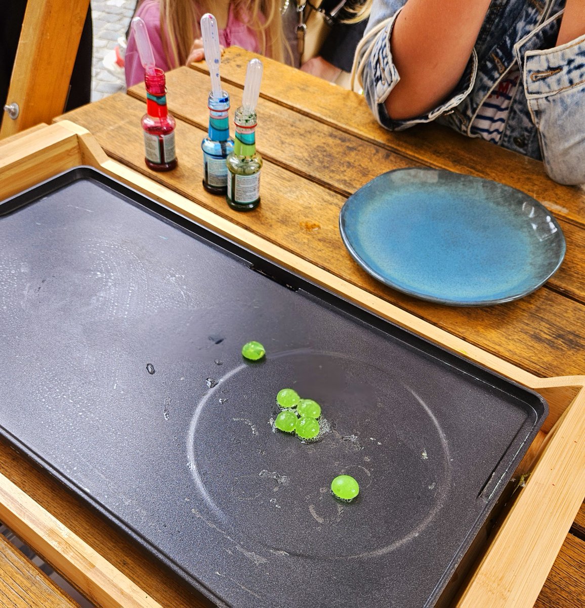 kemijski's tweet image. ZNANSTIVAL - Pretekli vikend smo sodelovali na Znanstivalu z delavnico molekularnimi cukrčki in predstavitvijo plastike pod mikroskopom. Nekaj utrinkov iz naše stojnice. 🙂