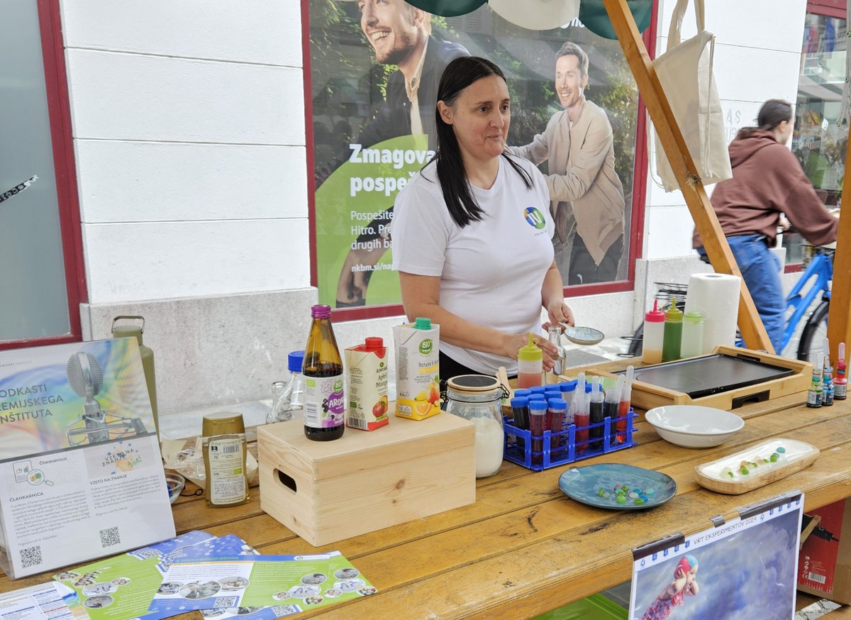 kemijski's tweet image. ZNANSTIVAL - Pretekli vikend smo sodelovali na Znanstivalu z delavnico molekularnimi cukrčki in predstavitvijo plastike pod mikroskopom. Nekaj utrinkov iz naše stojnice. 🙂