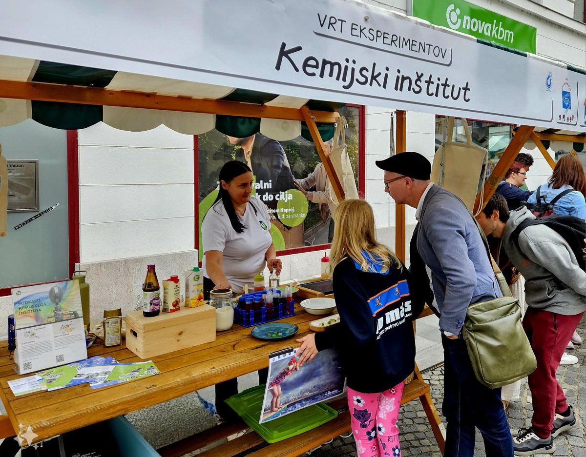 kemijski's tweet image. ZNANSTIVAL - Pretekli vikend smo sodelovali na Znanstivalu z delavnico molekularnimi cukrčki in predstavitvijo plastike pod mikroskopom. Nekaj utrinkov iz naše stojnice. 🙂