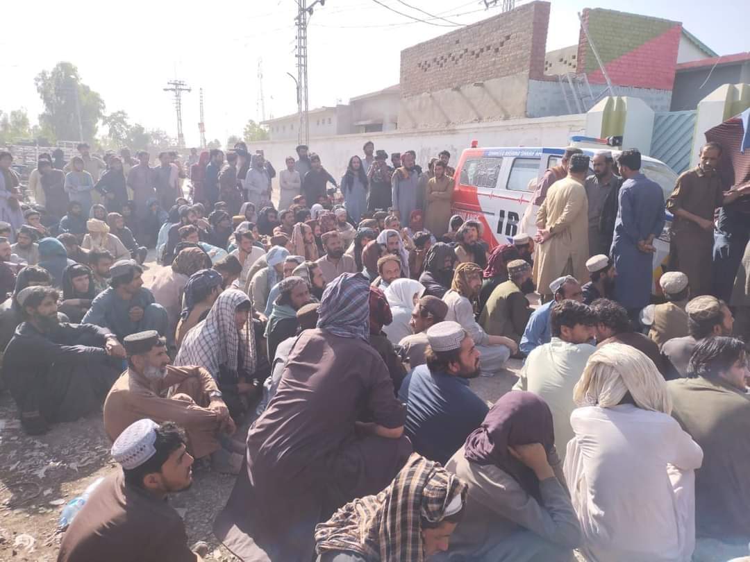ImranNasar15's tweet photo. A peaceful sit-in is going in Dukki(جنوبی پشتونخواہ)to protest the killings of innocent laborers who were attacked previous night .The recent atrocities were conducted and claimed by nationalist Militant organization who are murdering and kidnapping Pashtoons from their soil. https://t.co/ek7tohCUjs