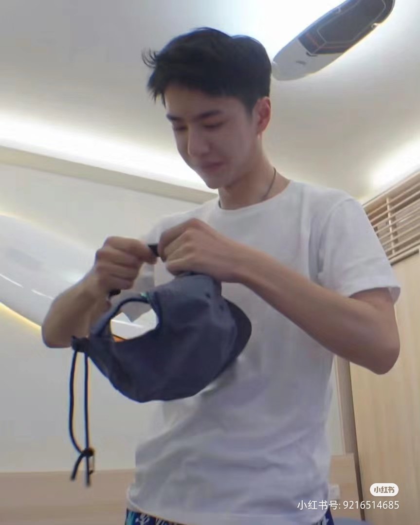 N8597N's tweet photo. อี้ป๋อกับเสื้อยืด ลุคแฟนเด็กตลอดไป^^ https://t.co/Qx0CedZ1q2