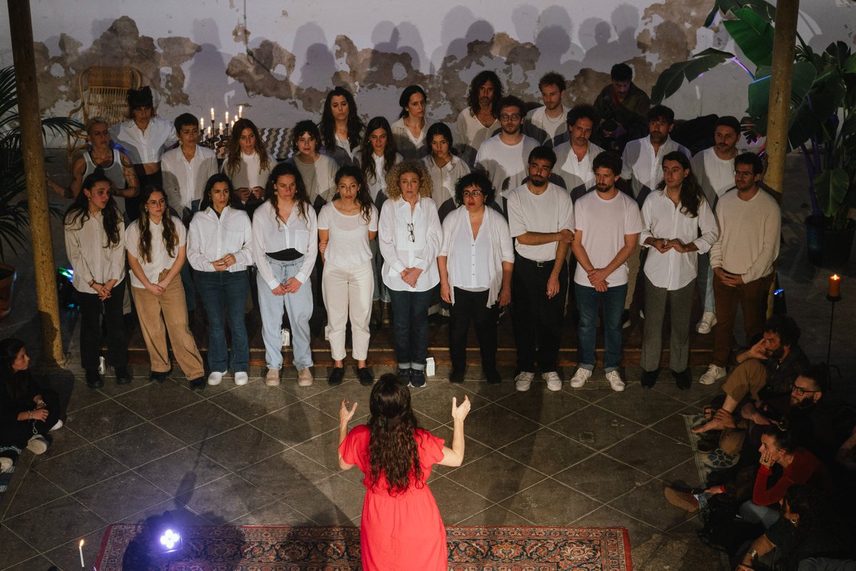 ✨🌱El 17 i 18 de març vam celebrar l'assaig 💛⭕️'A cor obert' de Sílvia Pérez Cruz a casa nostra <a href="/RiusCasa/">Casa Rius</a> junt amb el col·lectiu artístic Elements Encuentros.
En aquest esdeveniment vam explorar el procés creatiu de l'últim disc de la cantat, 'Toda la vida, un día'.