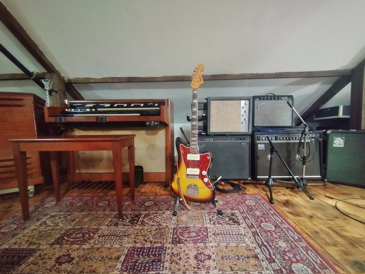 Random Shit in my Studio Vol.40....

Featuring a 1968 Fender Jazzmaster and some other stuff....