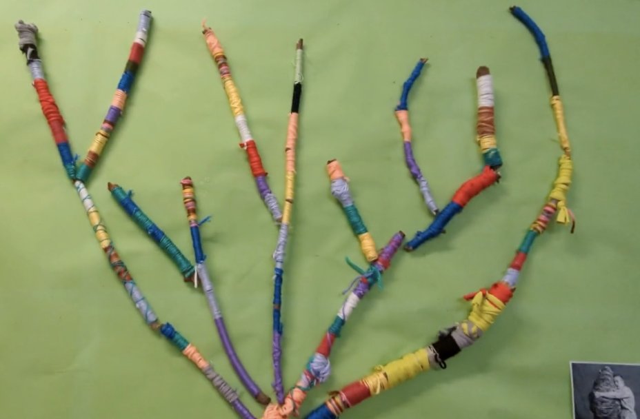 ECanigo's tweet photo. #Projecte de l'artista Judith Scott. Alumnat de 4t  ha fet una exposició amb arbres de primavera teixits amb molts colors i objectes del nostre dia dia embolicats amb llanes i trapillo 🧶, com les escultures que ella feia. 🎬https://t.co/J7zVRLnWJv #Santjust https://t.co/0zpj6VS50Q