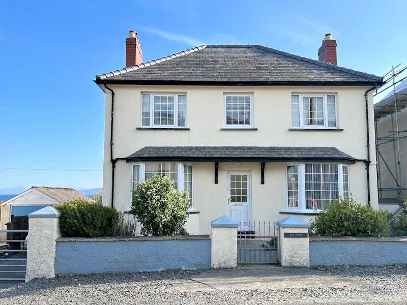 Welsh_Property's tweet photo. Detached House - Arianfor, Llwyngwril, 350,000 pounds sterling: This 3 bedroom detached Art deco period house is situated in the heart of the village of Llwyngwril within easy walking distance to the pub, local shop, railway station and pebble beach.… https://t.co/eneUp69YqA https://t.co/WLMIQAHg40