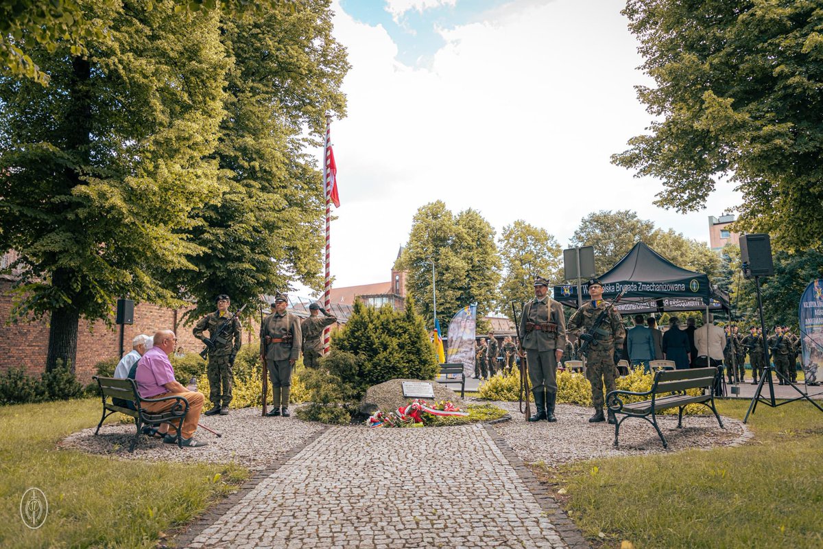 17WBZ's tweet photo. 🗓️ Jak co roku we Wronkach, żołnierze batalionu dowodzenia #bdow #17WBZ, wzięli udział w obchodach święta 56 Pułku Piechoty Wielkopolskiej, którego tradycje z dumą dziedziczą. https://t.co/Df978HDSMr