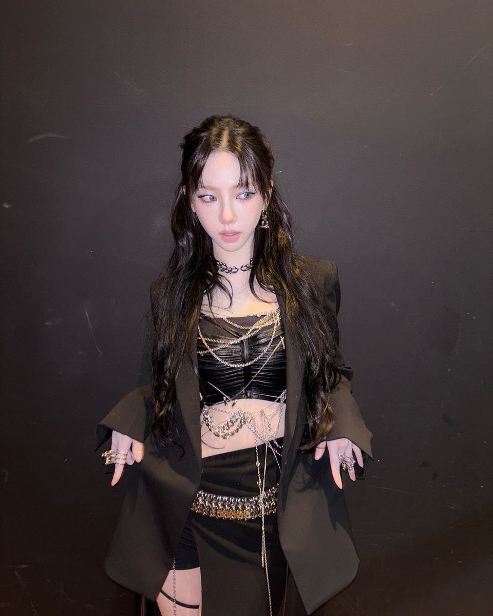 kxaarin's tweet photo. Embracing the night in a striking all-black ensemble adorned with intricate chains. The details amplify my confidence and elegance, making this look unforgettable as I step into the evening with poise and strength. https://t.co/FFD7HdRdPp