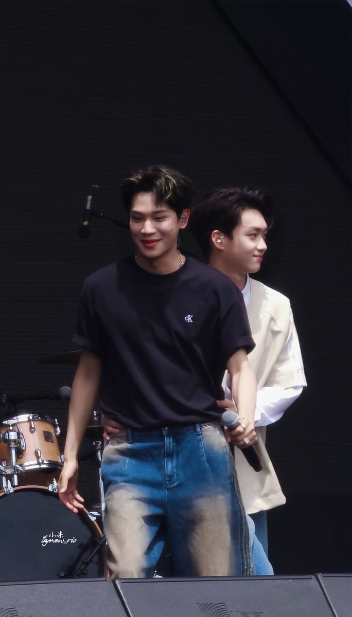 taynew_rio's tweet photo. 🙊
#滨炯 #BinJiong
#徐滨 #XuBin
#张炯敏 #ZhangJiongMin 
#仲夏夜组合 
#MidsummerNight https://t.co/aDZylJkTQw