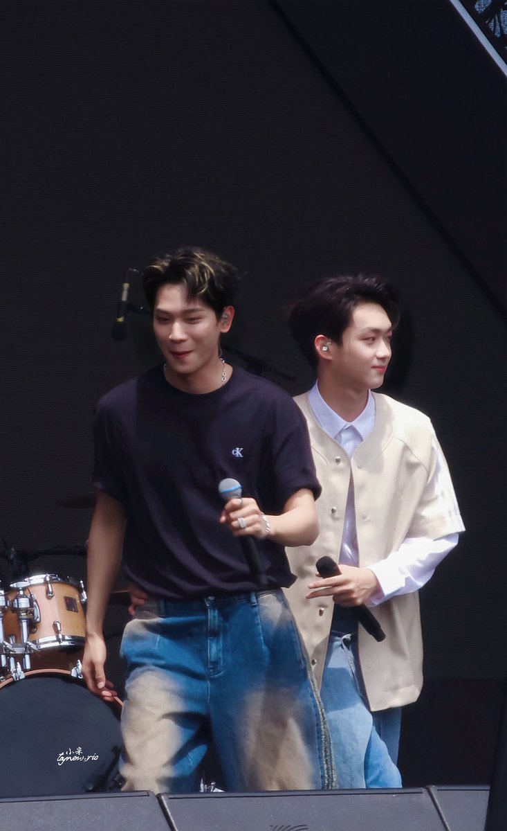 taynew_rio's tweet photo. 🙊
#滨炯 #BinJiong
#徐滨 #XuBin
#张炯敏 #ZhangJiongMin 
#仲夏夜组合 
#MidsummerNight https://t.co/aDZylJkTQw