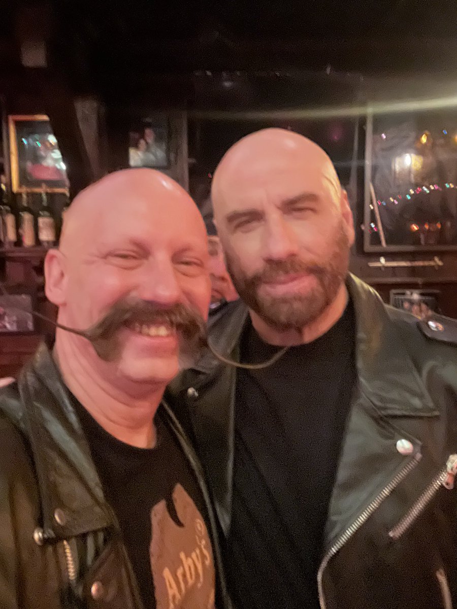 Travolta got the memo on the jacket and haircut for the night! Great @rainbowbarandgrill hangs! 
#johntravolta #rainbowbarandgrill