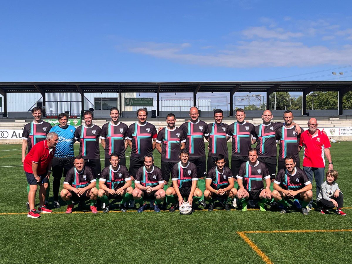 #LigaVeteranos Ayer nos despedimos de la competición con victoria 4-1 (⚽️<a href="/avivarpolo/">RUBIO (Alberto Vivar)</a> , #Weto , <a href="/vsanchezj1/">Victor Sanchez</a> , <a href="/fer_perez79/">fer</a> ) frente a #VeteranosColladoVillaba

Todavía quedan cositas antes de irnos de vacaciones, así que… seguimos! 💪🏻

<a href="/trivalvalderas/">C.F TrivalValderas Alcorcón</a> #VamosTrival 💚❤️