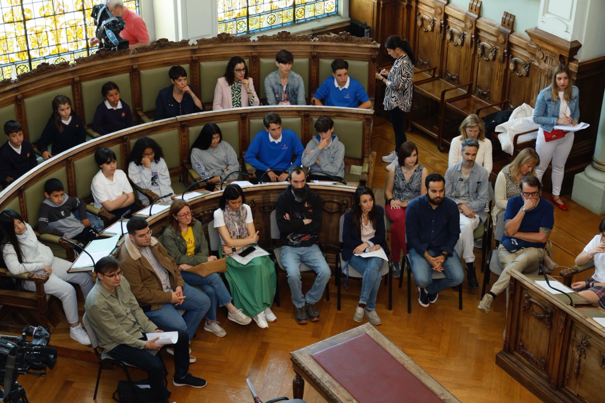 🏛️El alcalde, <a href="/JesusJCarnero/">Jesus Julio Carnero</a>, preside junto a los concejales <a href="/CrusatIreneVOX/">Irene Carvajal Crusat</a> y <a href="/fblancopaco/">Francisco Blanco</a>, el primer Pleno del Consejo Municipal de la Infancia de 2024, en el que se ha dado cuenta de las actuaciones realizadas desde la celebración del último Pleno, el 28 de noviembre de 2023.