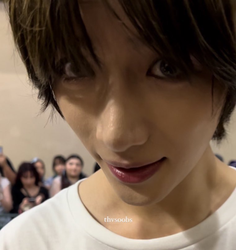 toobatoos's tweet photo. beomgyu looks like if a balloon made a wish to become human . https://t.co/OzAI2rizsc