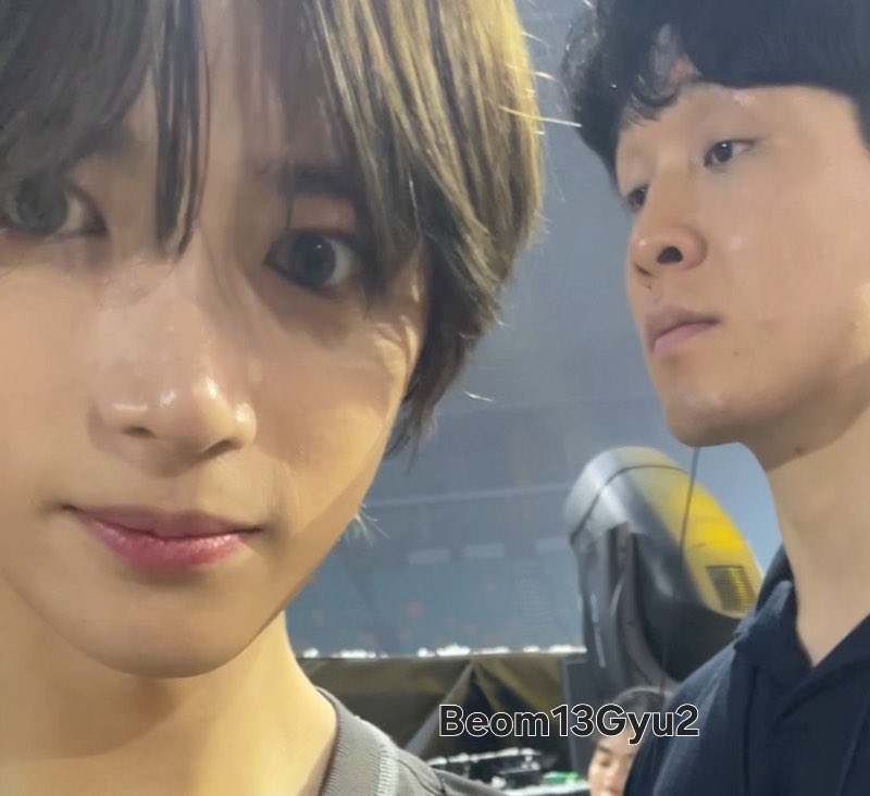 toobatoos's tweet photo. beomgyu looks like if a balloon made a wish to become human . https://t.co/OzAI2rizsc
