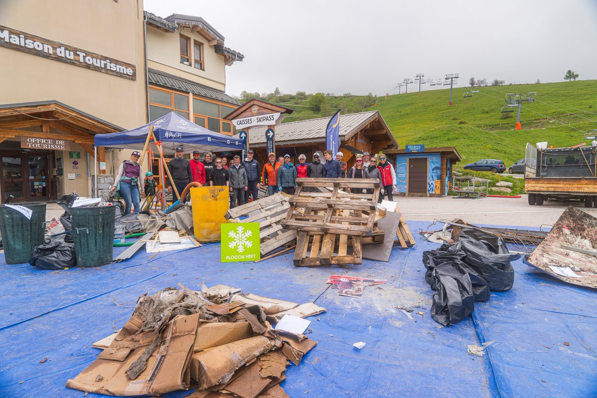 my_SFL's tweet image. Ce dimanche 02 juin 2024 se sont rassemblés des bénévoles de l'ESF, du club des sports, des sociaux professionnels et des habitants de la commune pour un grand nettoyage de printemps.

Au total 540kg déchets ramassés, merci à eux.

#mysfl #saintfrancoislongchamp #spring2024