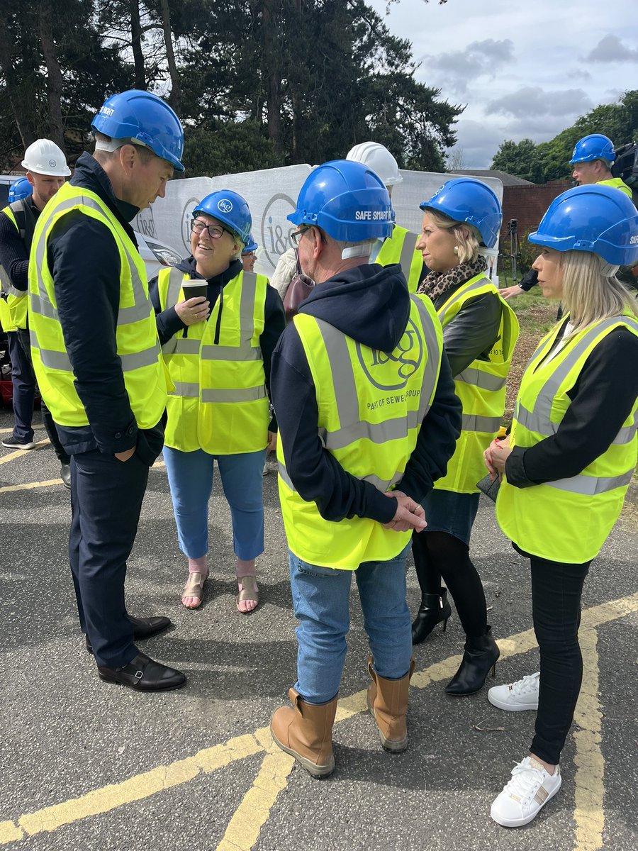 ClaireRyanBBC's tweet image. Rob Burrow’s Mum, Dad, Sisters and Kevin Sinfield together in Leeds this morning. #RobBurrow #MND