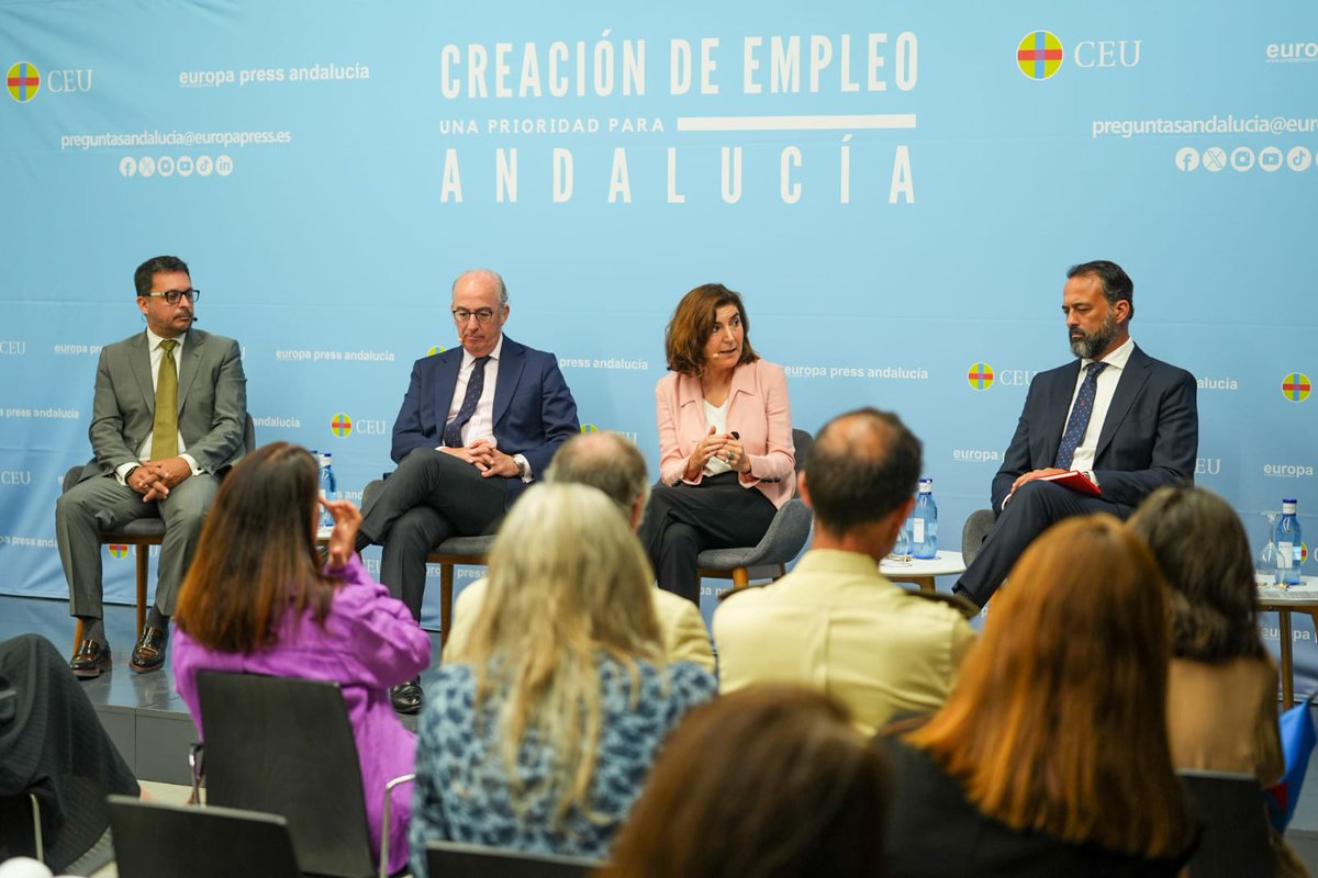 Rocío Blanco, consejera de @EmpleoJunta: 'No debe haber formación ideologizada, la administración debe tender a servir a las empresas. En un país donde la educación va a bandazos del color político que haya a nivel nacional, flaco favor le estamos haciendo' #EPDesayunoEmpleoCEU