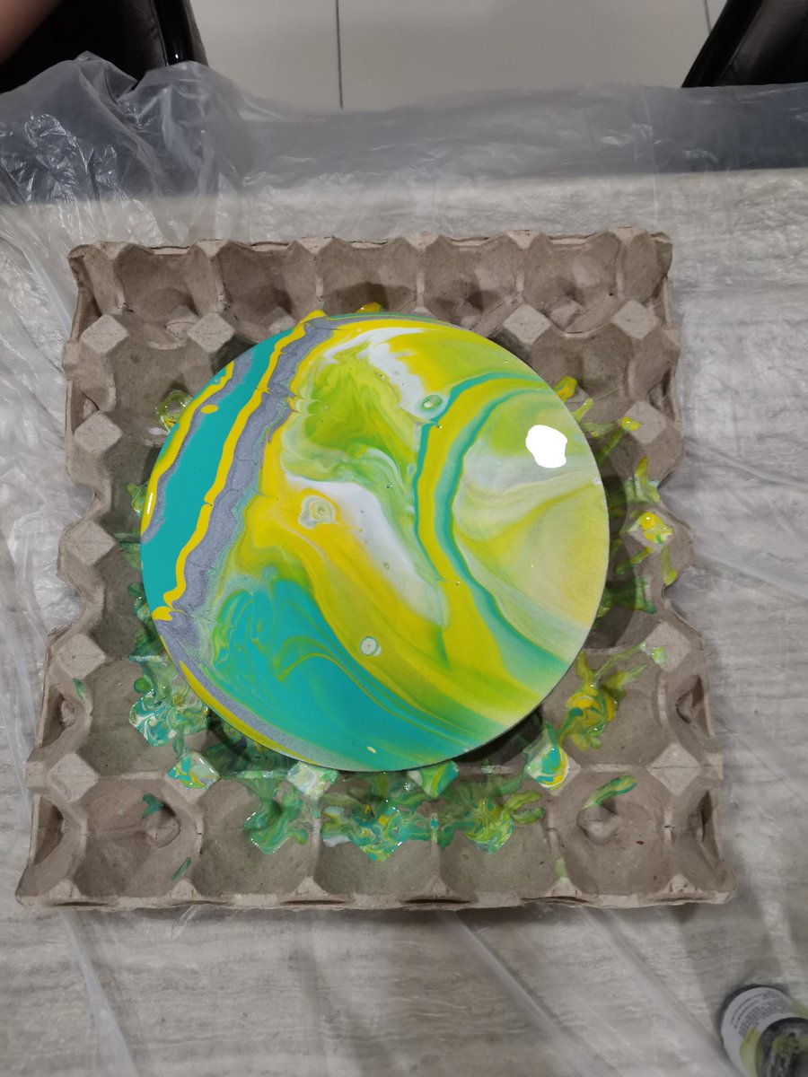 MahmyRachel's tweet photo. Playing with colours and silicone oil to create surprising outcomes in fluid art.
#artteacherfun
#fluidartplay https://t.co/JiY5XR6BI2